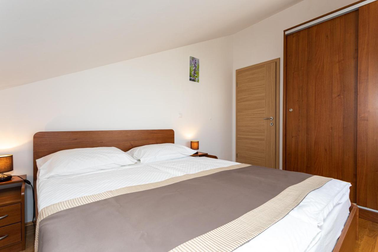 Apartments Crnekovic V Baška Eksteriør bilde